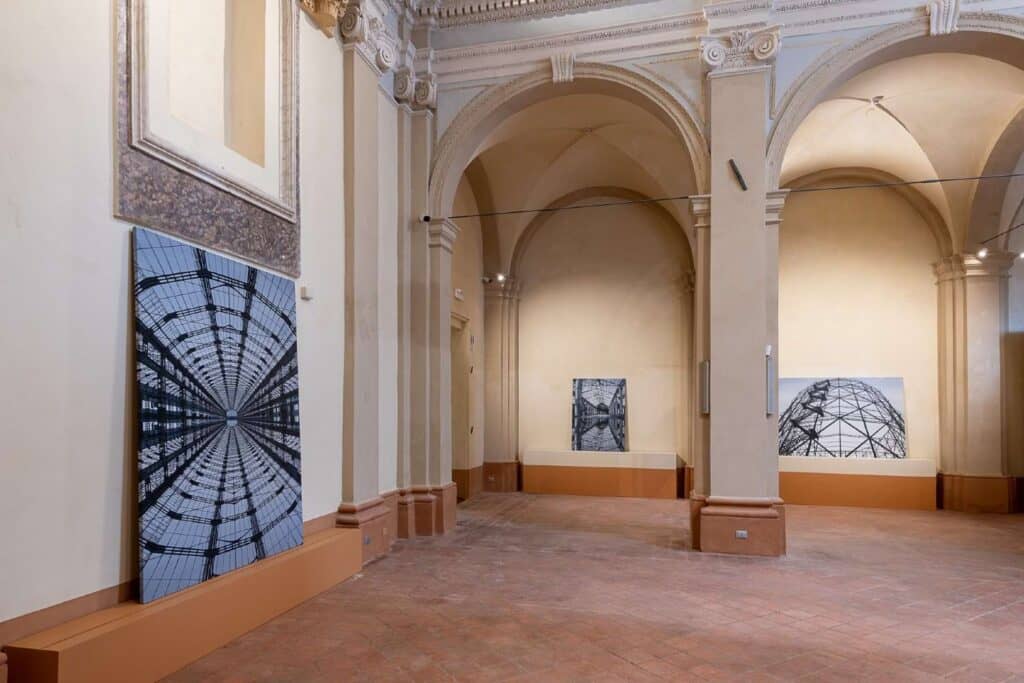 Una visione complessiva della prima sala espositiva della mostra Natura vincit di Andrea Chiesi